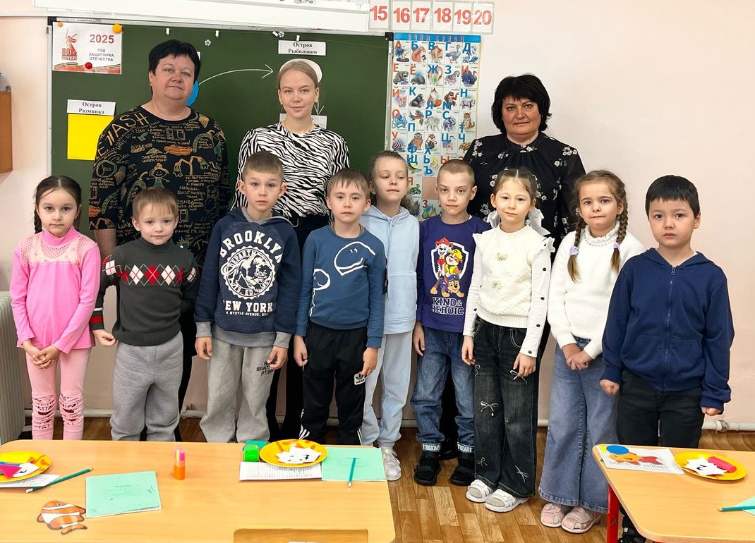 Будущие первоклассники в школе.